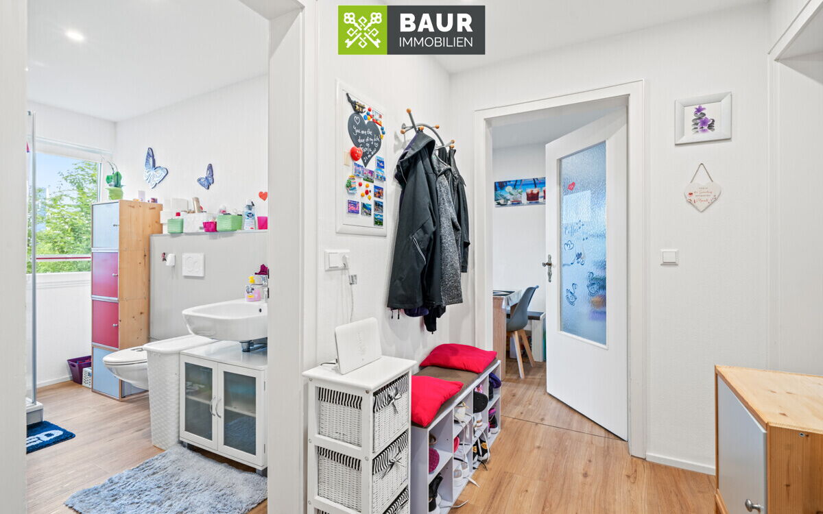 Flur und Bad EG