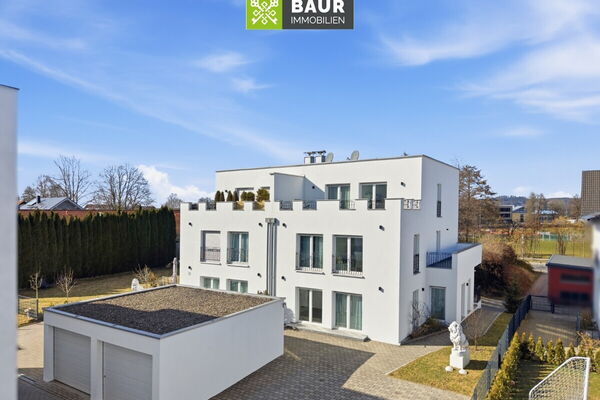 Modernes Wohnensemble in Isny: Zwei Doppelhaushälften (Bj. 2014) mit potenziellem Bauplatz