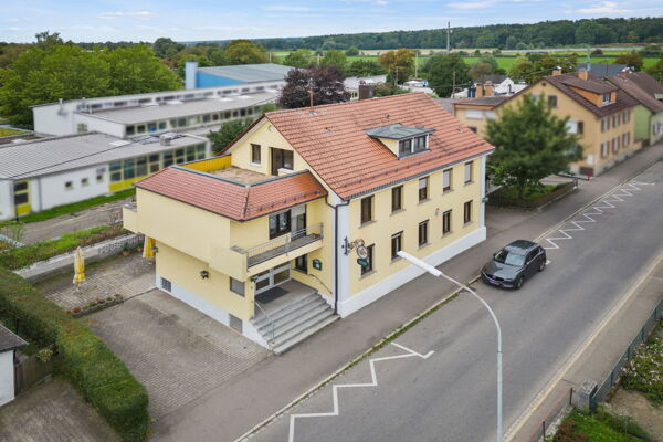 Vielfältiges, imposantes Wohnhaus mit Gastronomie in Ravensburg-Weißenau