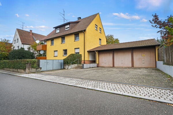 Eigentumspaket: Dreifamilienhaus mit 3 Garagen und großem Grundstück in toller Lage von Ehingen!