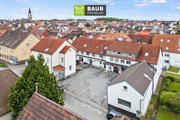 Anlage-Jackpot in zentraler Lage von Ehingen – über 6,5 % Rendite! Zwei Immobilien mit 13 Wohnungen & 3 Gewerbeeinheiten Anlage-Jackpot in zentraler Lage von Ehingen – über 6,5 % Rendite! Zwei Immobilien mit 13 Wohnungen & 3 Gewerbeeinheiten