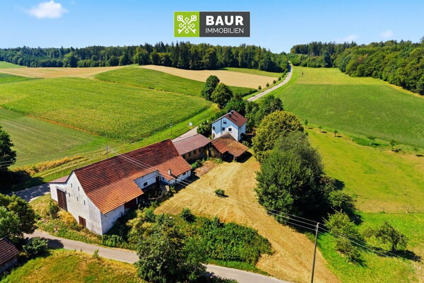 Seltenes Anwesen mit Wohnhaus, Stallungen & Scheunen auf 4.521 m² Grundstück